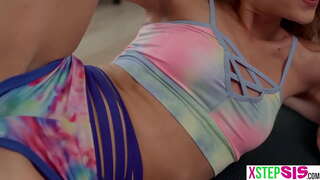 ���तिशय लहान चरण बहीण आणि तिच्या घट्ट मित्र होते stepbro मिळविण्यासाठी एक अनपेक्षित घोडचूक त्यांना