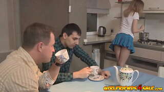 Horny ຟ້ລຸ້ນ cuckolds ສາມີຂອງນາງ