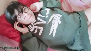 ���रुण मुलगी स्पर्श तिच्या पुच्ची