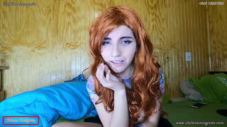 מיידל געץ יקסייטאַד אין פראָנט פון די פאַרשטעלן