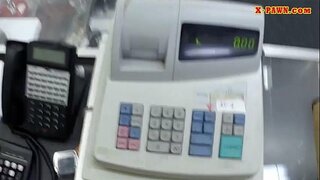 Blonde babe mivarotra azy anaty kitapo, ary isaky ny nokapohina