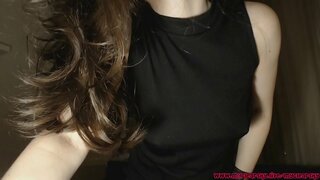 Mleko kaplja skozi mojo obleko