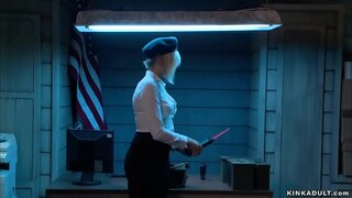 Dude ਬੰਨ੍ਹਿਆ ਅਤੇ fucked interrogator