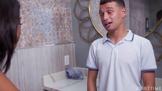 Viini Must Püütud Tema Sõber Wacking Maha Oma Moms Rinnahoidja!