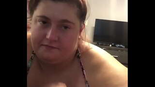 ̵�고 고개가 좌우로 움직인다.