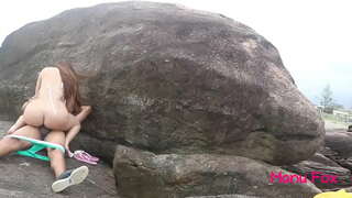 Порнозвезда Ману Фокс анальный секс без презерватива на общественном пляже